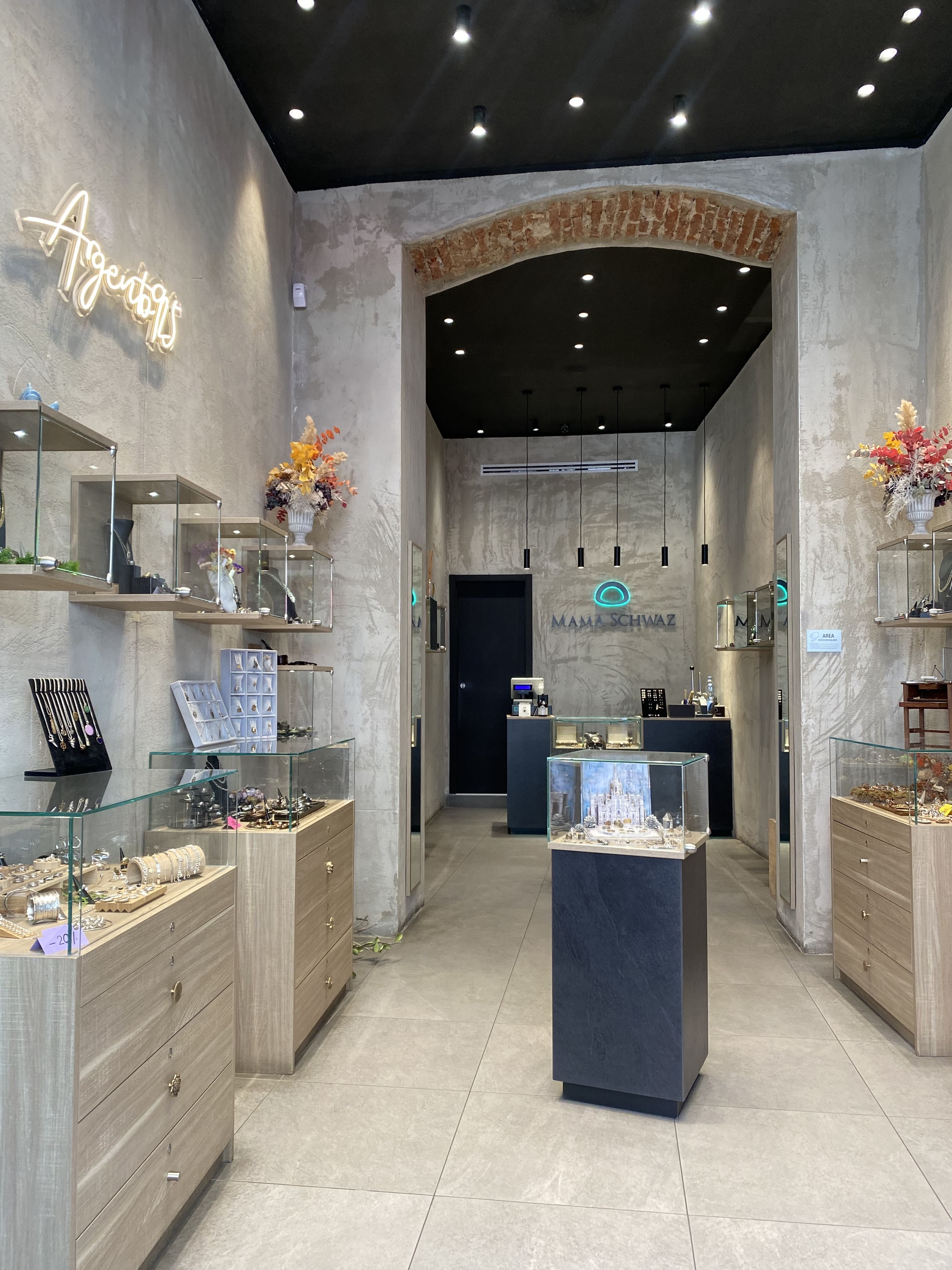 Store di via Cesare Correnti Milano