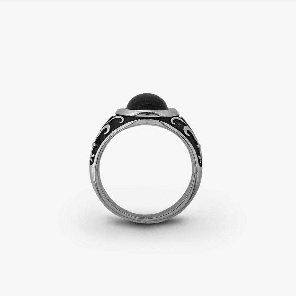 Anello Ovale con Gigli Laterali e Onice Cabochon Argento