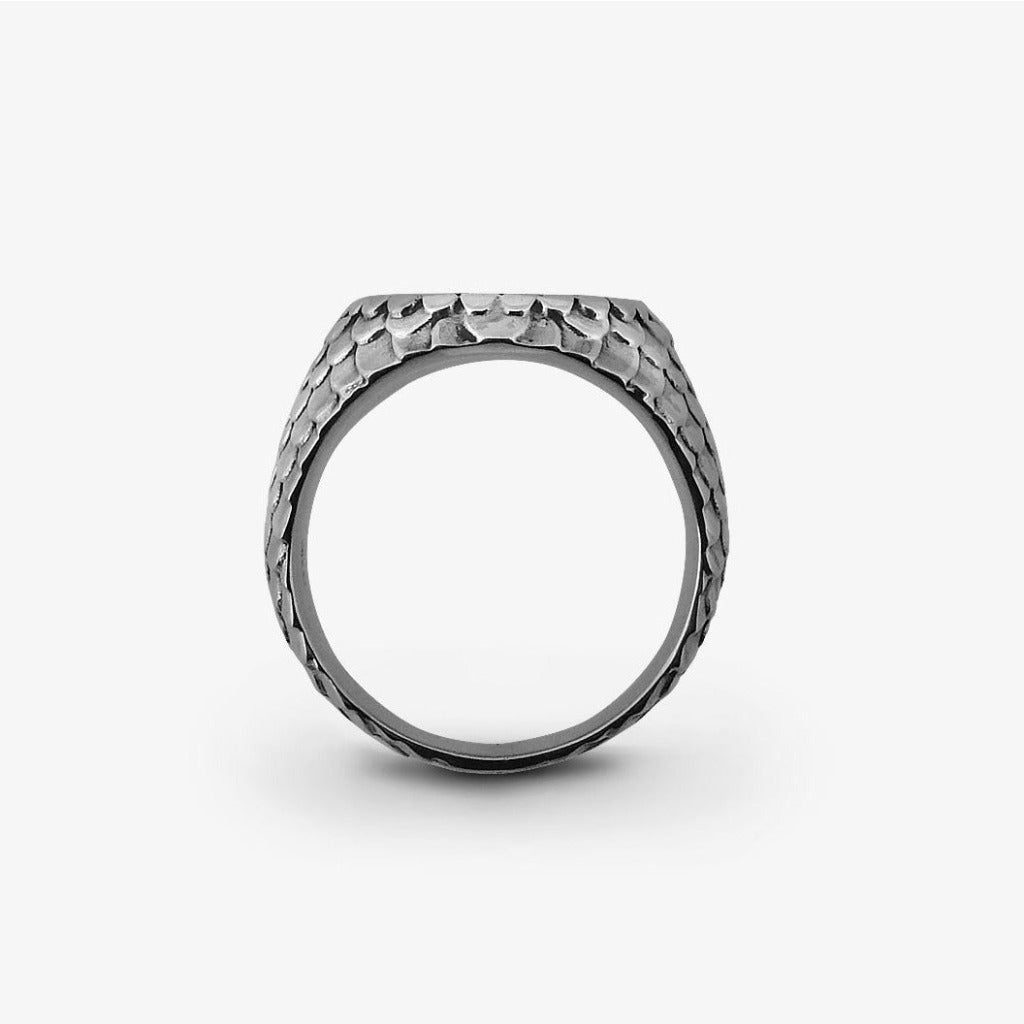 Anello Gotico con Squame a Rilievo Argento