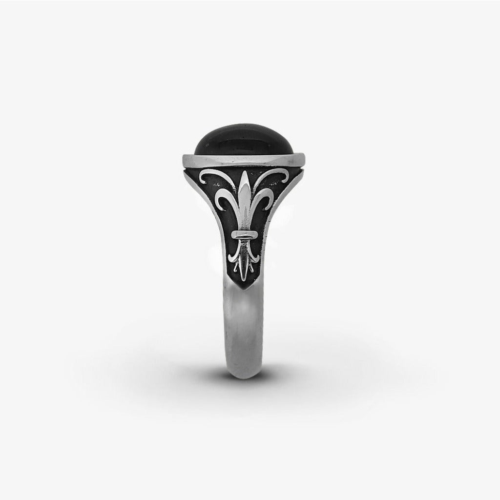Anello Ovale con Gigli Laterali e Onice Cabochon Argento