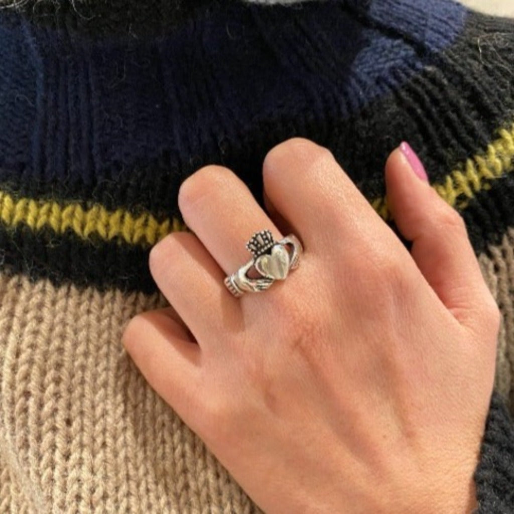 Anello Claddagh Argento Indossato
